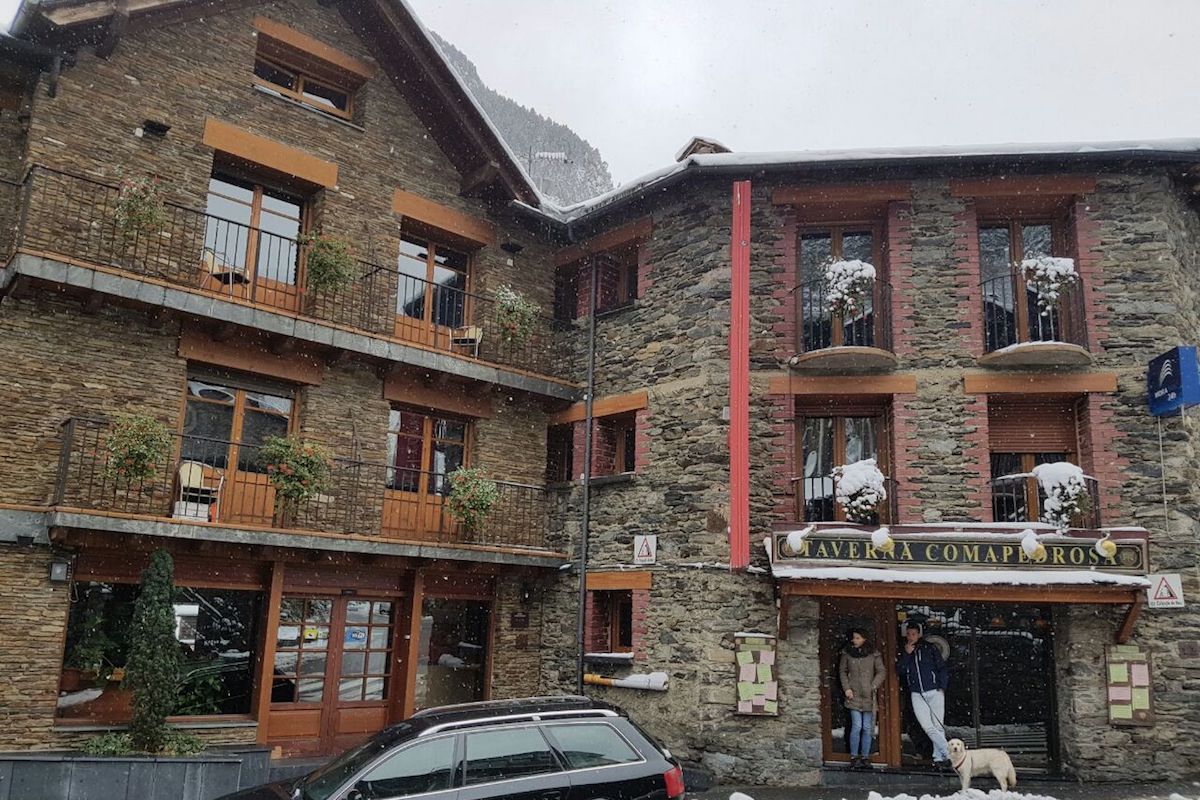 Fachada-Hotel-Comapedrosa